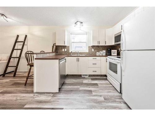 901 Prairie Sound Circle Nw, High River, AB - Indoor Photo Showing Kitchen