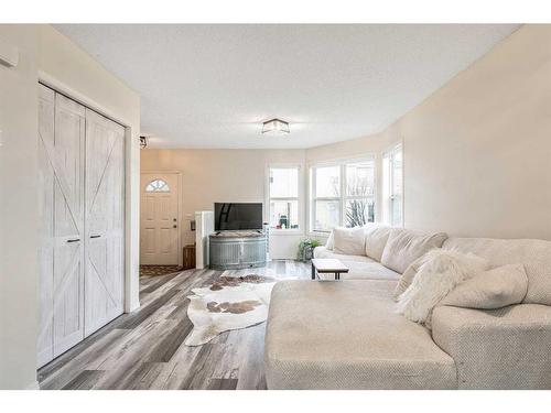 901 Prairie Sound Circle Nw, High River, AB - Indoor Photo Showing Living Room