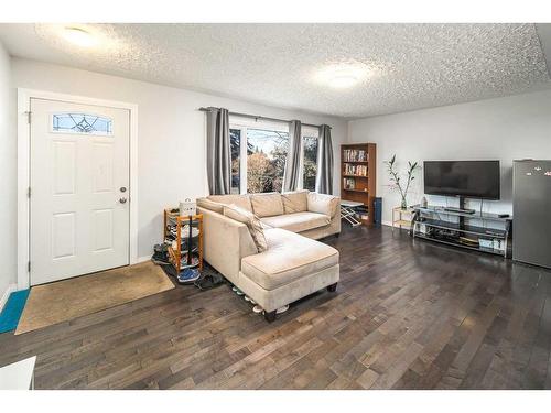 5424 Thorncliffe Drive Nw, Calgary, AB - Indoor Photo Showing Living Room