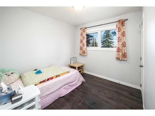 5424 Thorncliffe Drive Nw, Calgary, AB - Indoor Photo Showing Bedroom