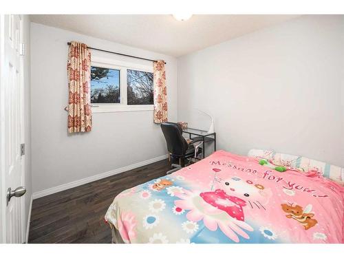 5424 Thorncliffe Drive Nw, Calgary, AB - Indoor Photo Showing Bedroom