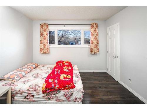 5424 Thorncliffe Drive Nw, Calgary, AB - Indoor Photo Showing Bedroom