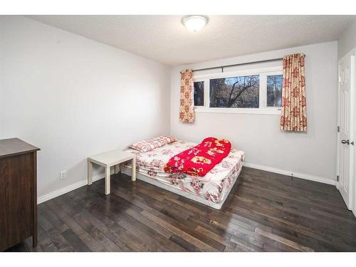 5424 Thorncliffe Drive Nw, Calgary, AB - Indoor Photo Showing Bedroom