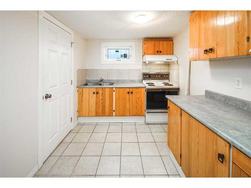 5424 Thorncliffe Drive Nw, Calgary, AB - Indoor Photo Showing Kitchen With Double Sink