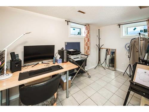 5424 Thorncliffe Drive Nw, Calgary, AB - Indoor Photo Showing Office