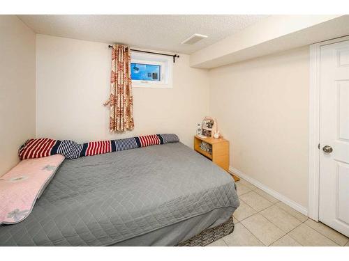 5424 Thorncliffe Drive Nw, Calgary, AB - Indoor Photo Showing Bedroom