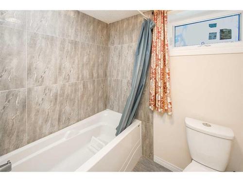 5424 Thorncliffe Drive Nw, Calgary, AB - Indoor Photo Showing Bathroom