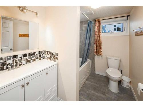 5424 Thorncliffe Drive Nw, Calgary, AB - Indoor Photo Showing Bathroom