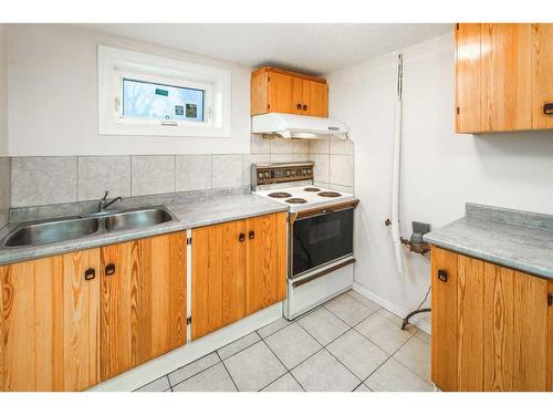 5424 Thorncliffe Drive Nw, Calgary, AB - Indoor Photo Showing Kitchen With Double Sink