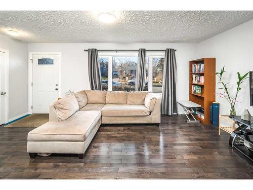 5424 Thorncliffe Drive Nw, Calgary, AB - Indoor Photo Showing Living Room