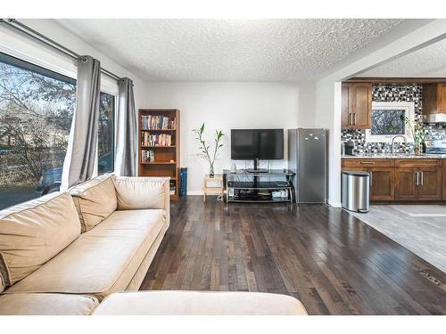 5424 Thorncliffe Drive Nw, Calgary, AB - Indoor Photo Showing Living Room