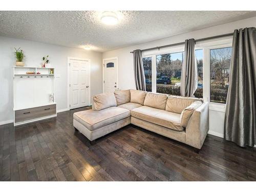 5424 Thorncliffe Drive Nw, Calgary, AB - Indoor Photo Showing Living Room