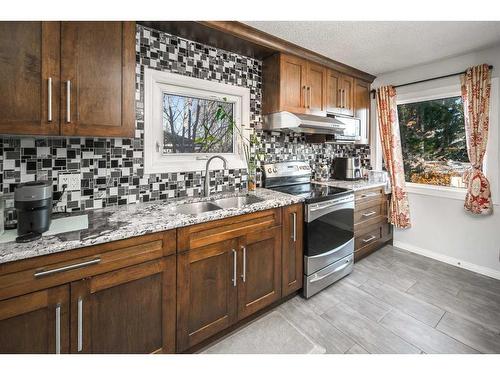 5424 Thorncliffe Drive Nw, Calgary, AB - Indoor Photo Showing Kitchen With Double Sink