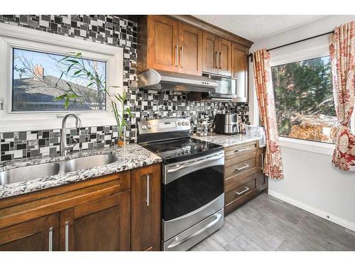 5424 Thorncliffe Drive Nw, Calgary, AB - Indoor Photo Showing Kitchen With Double Sink