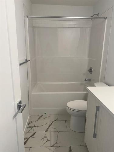 372 Carringvue Place Nw, Calgary, AB - Indoor Photo Showing Bathroom