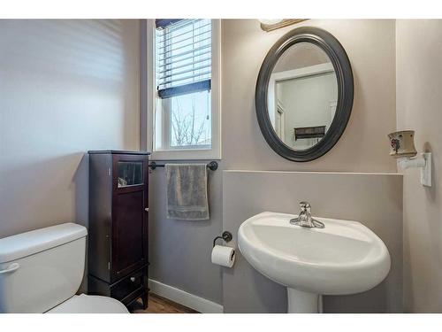 708 Hampshire Way Ne, High River, AB - Indoor Photo Showing Bathroom