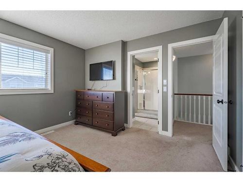 708 Hampshire Way Ne, High River, AB - Indoor Photo Showing Bedroom