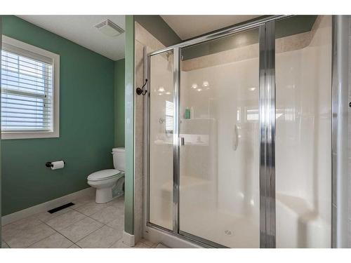 708 Hampshire Way Ne, High River, AB - Indoor Photo Showing Bathroom