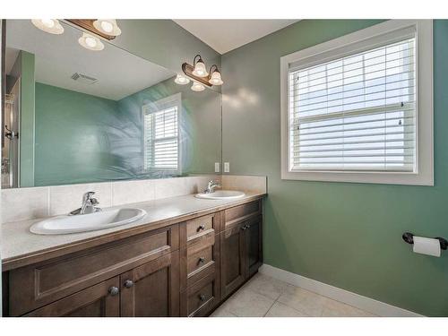 708 Hampshire Way Ne, High River, AB - Indoor Photo Showing Bathroom