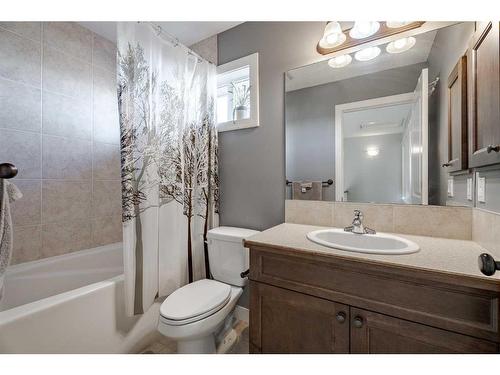 708 Hampshire Way Ne, High River, AB - Indoor Photo Showing Bathroom