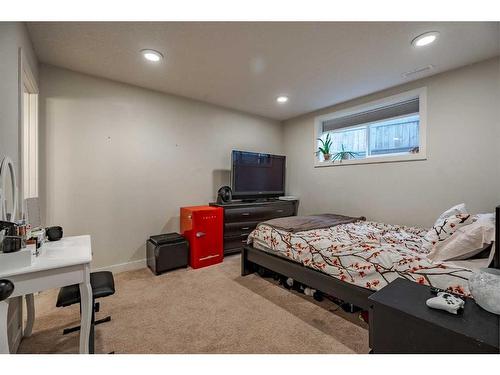 708 Hampshire Way Ne, High River, AB - Indoor Photo Showing Bedroom