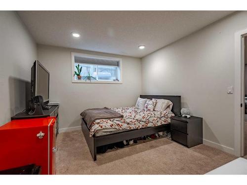 708 Hampshire Way Ne, High River, AB - Indoor Photo Showing Bedroom