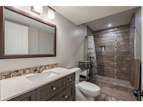 708 Hampshire Way Ne, High River, AB - Indoor Photo Showing Bathroom