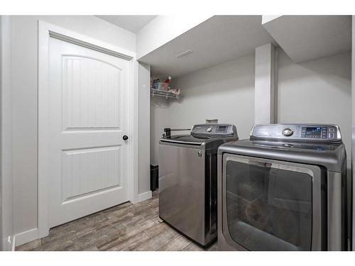 708 Hampshire Way Ne, High River, AB - Indoor Photo Showing Laundry Room