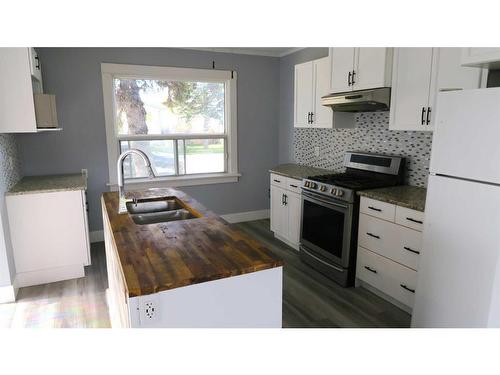 214 8 Street, Beiseker, AB - Indoor Photo Showing Kitchen With Double Sink