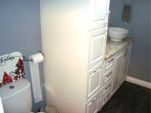 512 School Road, Trochu, AB - Indoor Photo Showing Bathroom