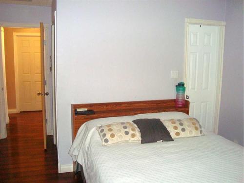 512 School Road, Trochu, AB - Indoor Photo Showing Bedroom