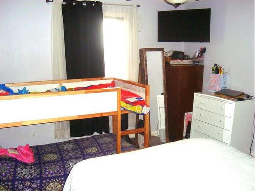 512 School Road, Trochu, AB - Indoor Photo Showing Bedroom