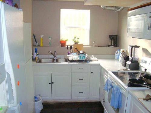 512 School Road, Trochu, AB - Indoor Photo Showing Kitchen With Double Sink