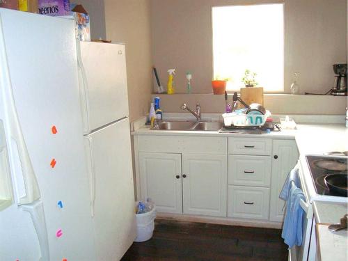 512 School Road, Trochu, AB - Indoor Photo Showing Kitchen With Double Sink