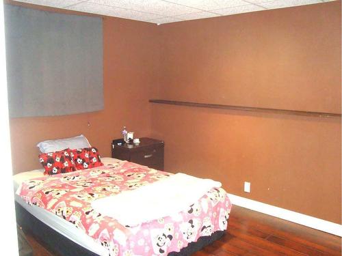 512 School Road, Trochu, AB - Indoor Photo Showing Bedroom