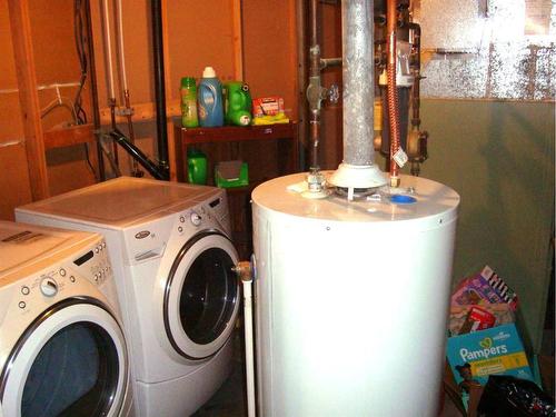 512 School Road, Trochu, AB - Indoor Photo Showing Laundry Room