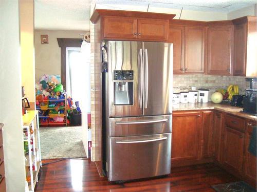 512 School Road, Trochu, AB - Indoor Photo Showing Kitchen