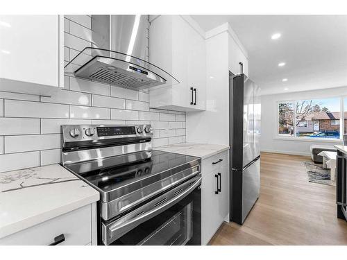 8020 Huntwick Hill Ne, Calgary, AB - Indoor Photo Showing Kitchen With Upgraded Kitchen