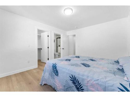 8020 Huntwick Hill Ne, Calgary, AB - Indoor Photo Showing Bedroom