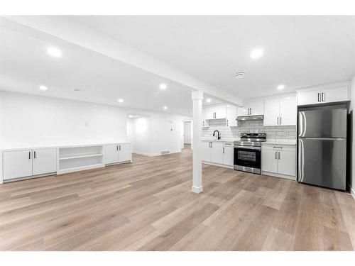 8020 Huntwick Hill Ne, Calgary, AB - Indoor Photo Showing Kitchen