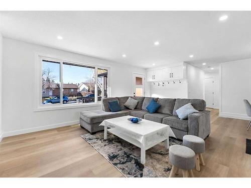 8020 Huntwick Hill Ne, Calgary, AB - Indoor Photo Showing Living Room