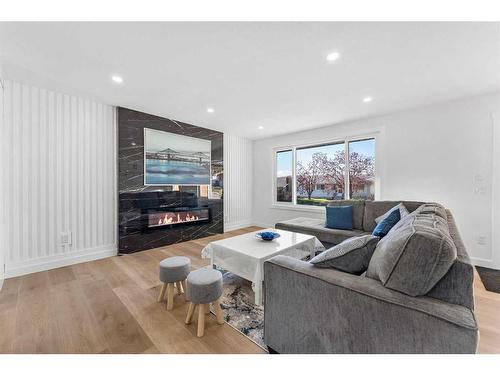 8020 Huntwick Hill Ne, Calgary, AB - Indoor Photo Showing Living Room