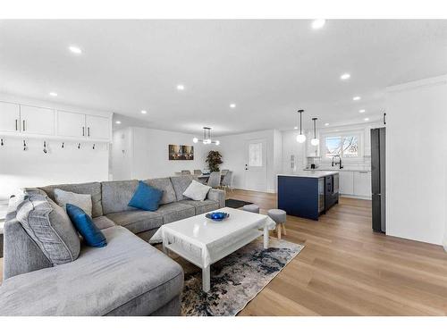 8020 Huntwick Hill Ne, Calgary, AB - Indoor Photo Showing Living Room