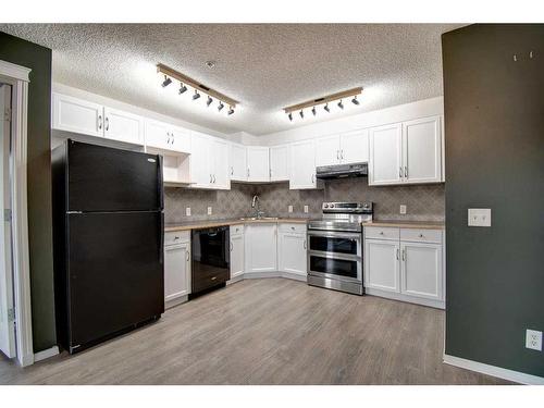 2202-140 Sagewood Boulevard Sw, Airdrie, AB - Indoor Photo Showing Kitchen