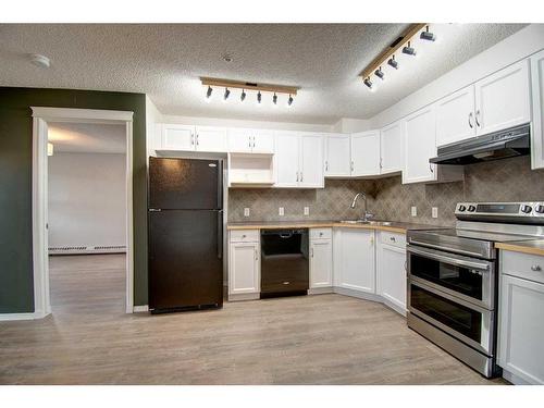 2202-140 Sagewood Boulevard Sw, Airdrie, AB - Indoor Photo Showing Kitchen