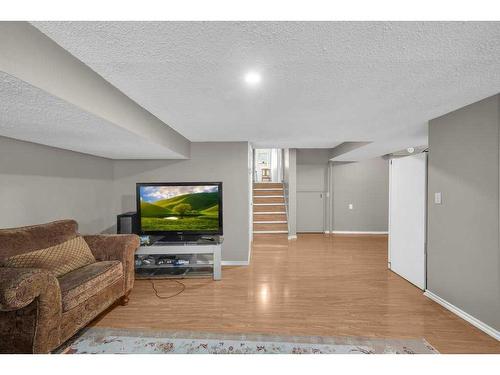 24 Templeson Place Ne, Calgary, AB - Indoor Photo Showing Living Room