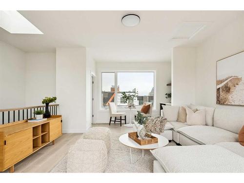 15 Sovereign Heights Sw, Calgary, AB - Indoor Photo Showing Living Room