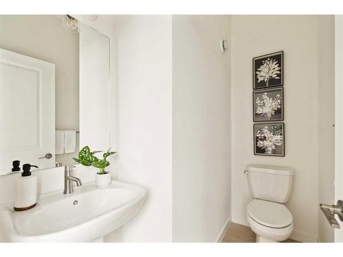 15 Sovereign Heights Sw, Calgary, AB - Indoor Photo Showing Bathroom