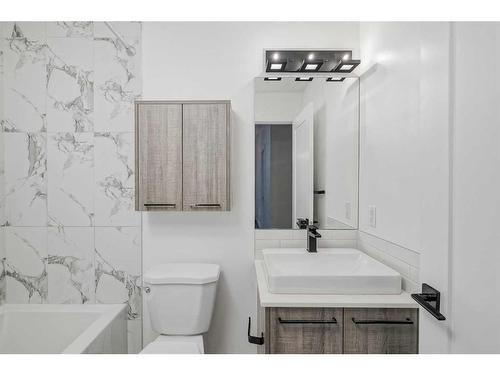 310-2702 17 Avenue Sw, Calgary, AB - Indoor Photo Showing Bathroom