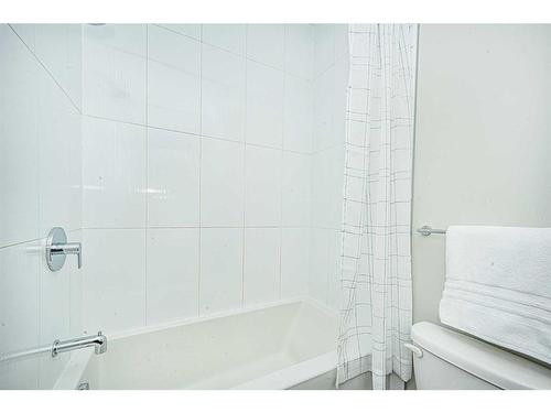 2403-95 Burma Star Road Sw, Calgary, AB - Indoor Photo Showing Bathroom